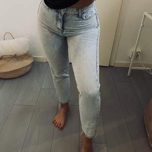 dessa skit snygga mom jeans ifrån GinaTricot. Dragkedjan har fått ett hack i sig men inget som stör användningen. Nypris 499kr säljer för 75kr pga dragkedjan✨