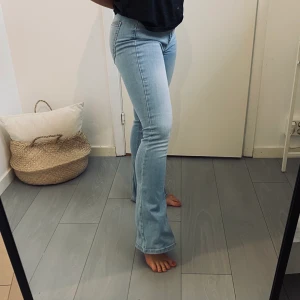 BOOTCUT JEANS - Ur snygga bootcut Jeans ifrån GinaTricot. Storlek S knappt använda. Nypris 399kr säljes för 80kr