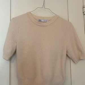 Tröja från zara - Trendig beige tröja från zara. Storlek L men sitter bra på mig som har S💕