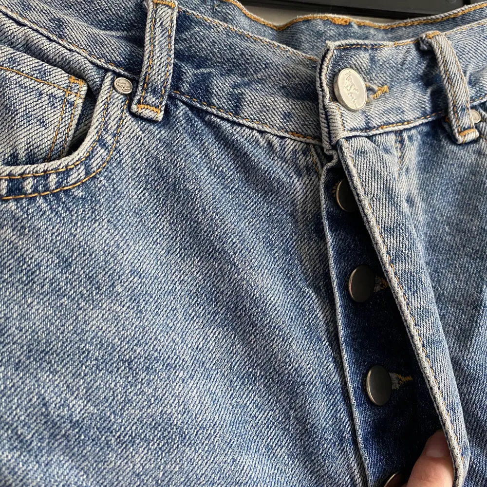 Raka/skinnyjeans som passar en storlek xs-s. Fint skick! Färgen är mest rättvis på första bilden🤯 . Jeans & Byxor.