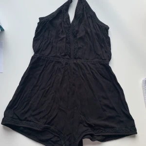 Byxdress - Säljer min älskade byxdress pga för liten tyvärr :( Denna är väl använd men fortfarande i bra skick. Så bekväm, sitter runt nacken och är lite öppen i ryggen. Kan skicka bilder hur det sitter på om så önskas. Den är i storlek M men den är lite liten i storleken så passar XS-S. 