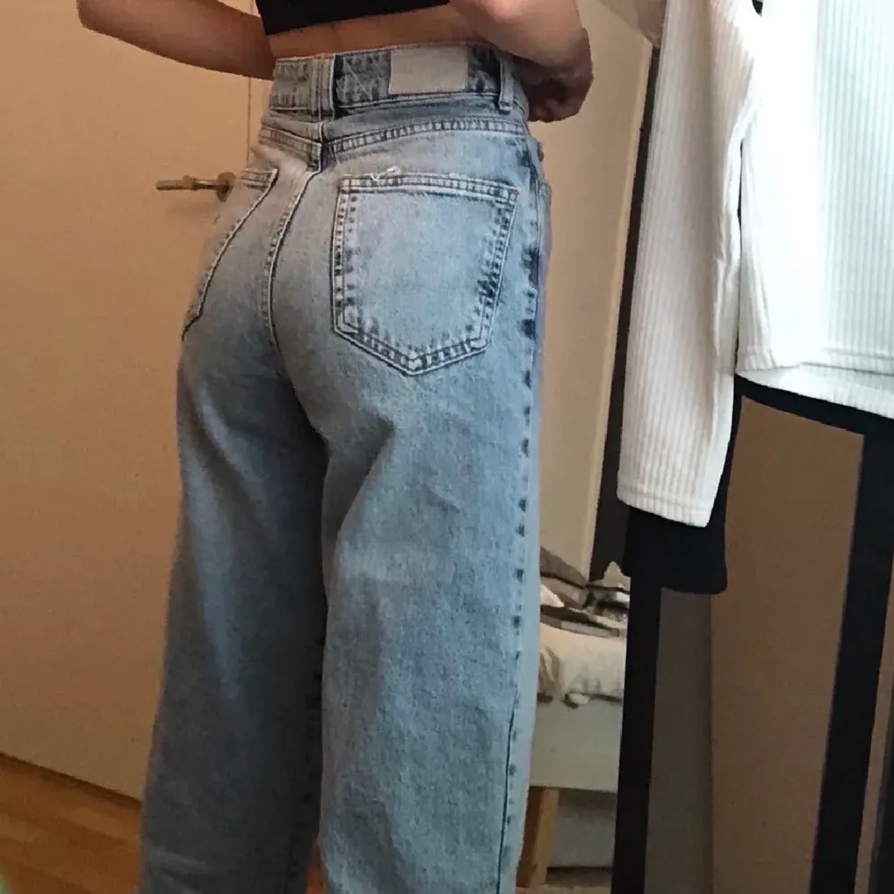 Hjälper min kompis att sälja sina byxor  ifrån Zara ( väldigt populära ) men köpt här på plick! Kvaliteten på dem är bra och dem är även högmidjade som ni ser på bilden. Säljs för dem inte passar henne! 300kr + frakt, köpt i affär för 500kr.. Jeans & Byxor.