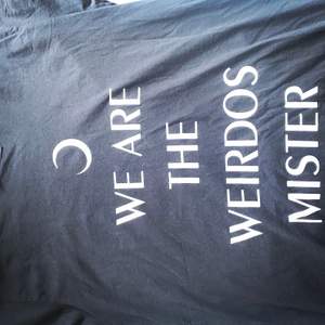 T-shirt från märket Killstar. Har texten ”we are the weirdos mister” från filmen The Craft(1995).  Använt ett fåtal gånger 