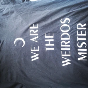 T-shirt - T-shirt från märket Killstar. Har texten ”we are the weirdos mister” från filmen The Craft(1995).  Använt ett fåtal gånger 