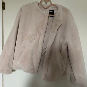 Päls jacka  - Päls jacka ifrån zara, använd 2 gånger 