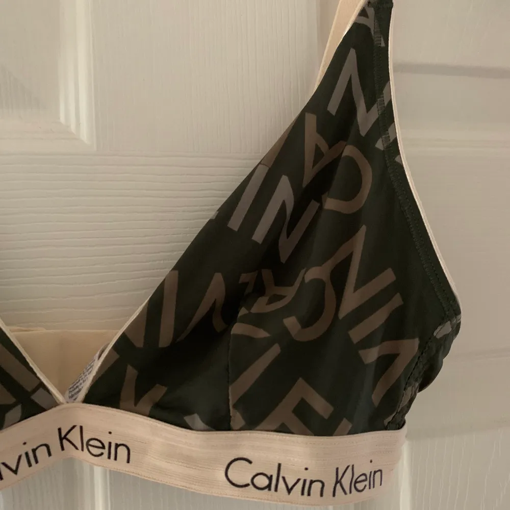Skitsnygg bh/bralette från Calvin Klein. Säljs för jag tyvärr inte passar längre. Storlek M. Köparen står för frakt ☺️. Toppar.
