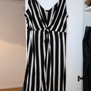 Svartvit klänning strl L - Svartvit klänning i strl L. Väldigt slapp och skön. Använd 1 gång. Går att fraktas 💗