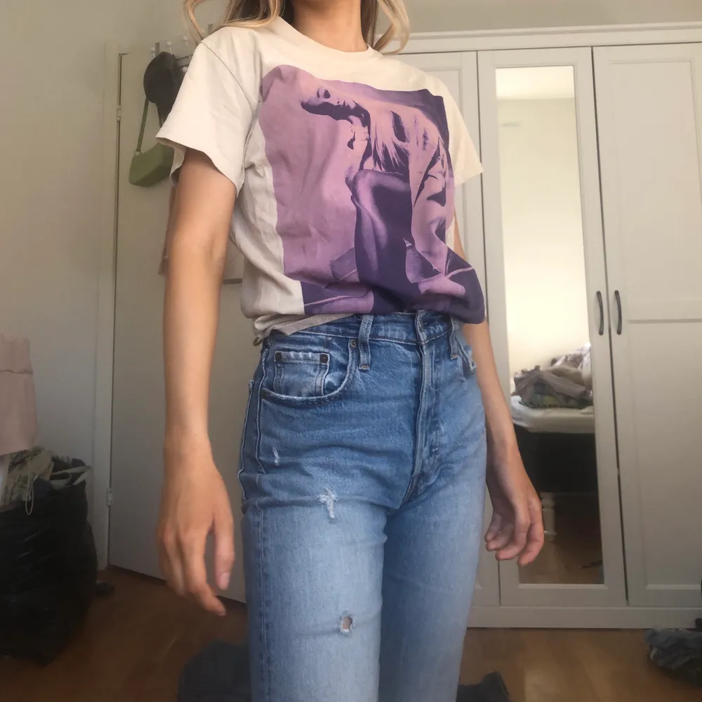 Köpte tröjan på Ariana Grandes tour 2019! Så snygg och modern. T-shirts.