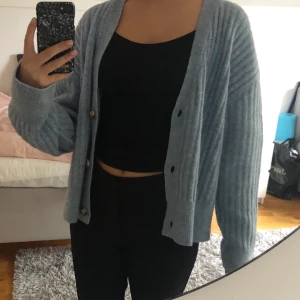 Blå kofta Zara - Jättemysig blå kofta från zara köpt förra året🧚🏻‍♀️ Storlek M, men passar XS-M beroende på hur man vill att den ska sitta. Köparen står för frakt