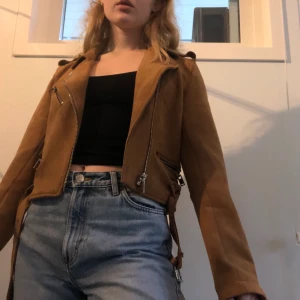 Mocka jacka - Oanvänd fake mockajacka från strandivarius