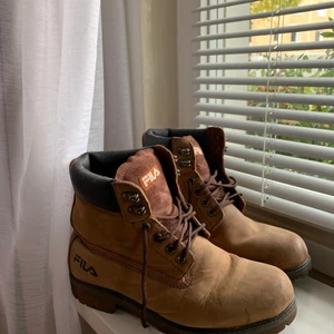 Fila känga maverick mid  - Fila kängor inköpta 2 år sedan men måttligt använda och fortfarande bra skick! Köparen står för frakten 💝