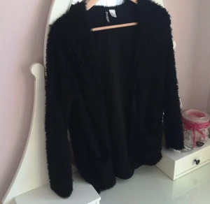  - Jätte mysig kofta som är beklädd med lent fluff som inte hårar av sig.Koftan har även 2 fickor på framsidan.