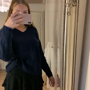 Stickat  - En stickad marinblå tröja, extremt skön men har inget som passar till det och är därför aldrig använd. Väldigt fin att ha över en skjorta :)) 😍😍😍 köpte står för frakt