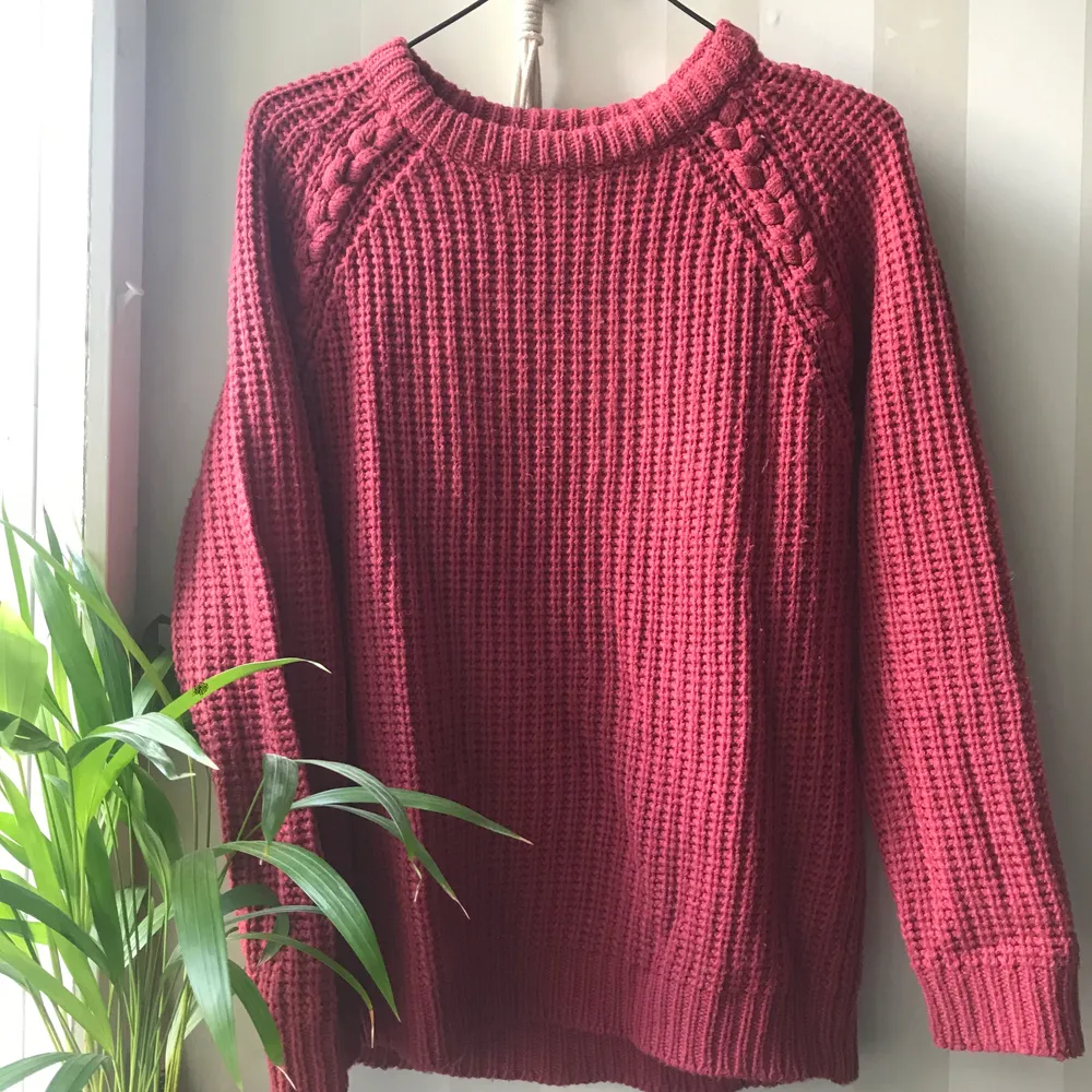 Mysig stickad tröja köpt på Primark i Amsterdam. Perfekt till hösten. Står ingen storlek men skulle säga att den passar XS-S💜. Tröjor & Koftor.