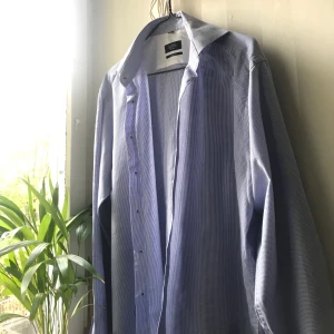 Blå herrskjorta - Snygg blå herrskjorta i storlek M. Strecket på andra bilden är pga att min kamera gått sönder. Tröjan är i supersnyggt skick och sitter oversized på mig slm annars är XS/S 💙