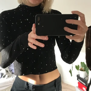 Svart tröja med nitar - Fin tröja från Zara, svart med silvriga nitar. Väldigt skönt material, storlek M men passar en S💕