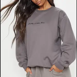 Sweatshirt i en mer mörkgrå färg Storlek S i mer oversize modell Från prettylittlethings