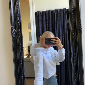 Hoodie - En superfin och super skön cropad huvtröja från Champion som har blivit använd Max 3ggr pga att jag känner mig obekväm i kortare modeller. Den är som gott som ny💕💕💕