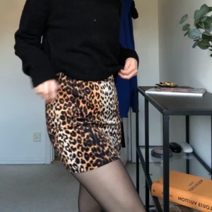 leopard kjol - Leopardkjol från NA-KD som bara är använd 2 gånger runt halloween, perfekt till utklädnad eller vardags 😋 