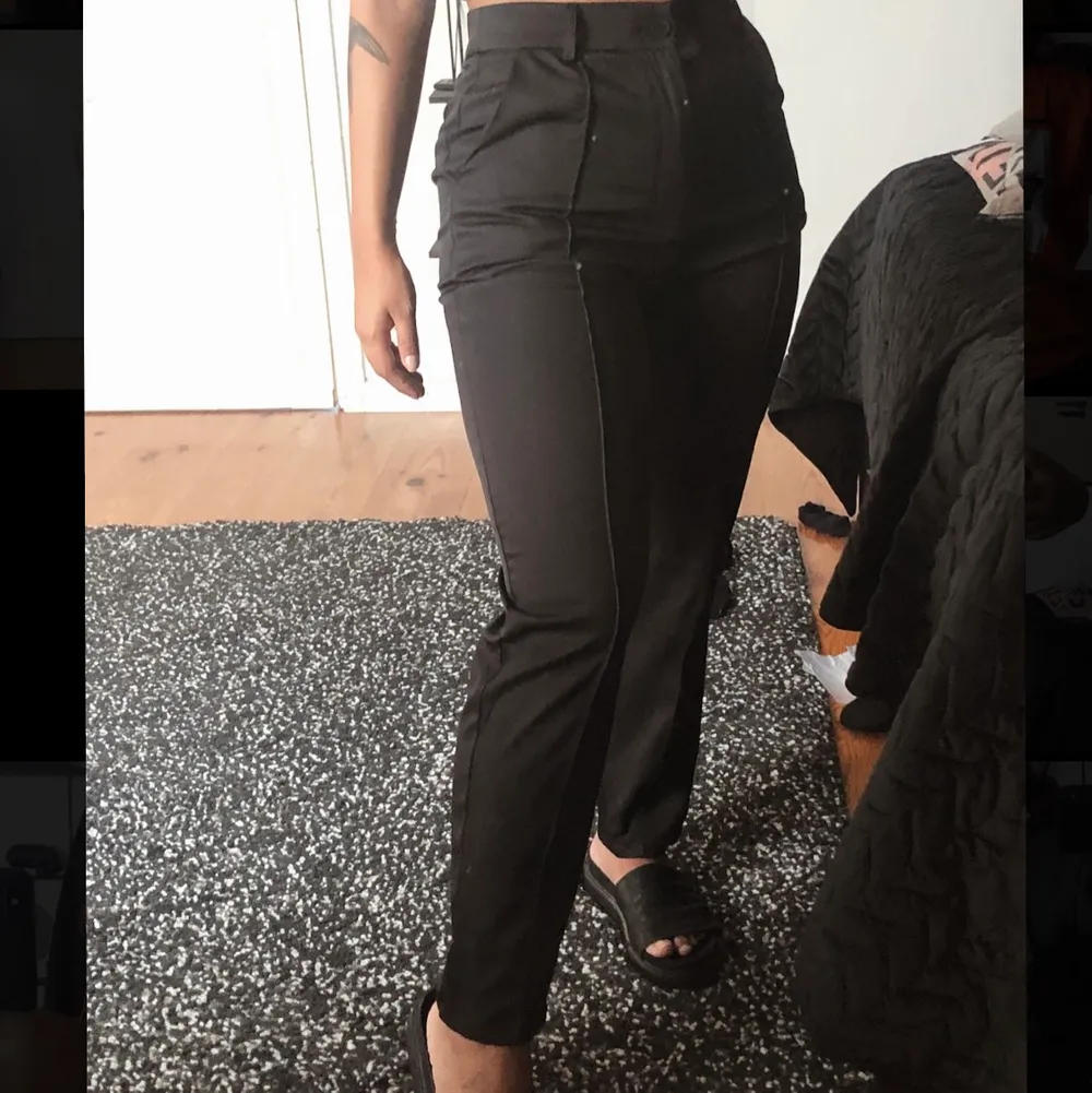 aldrig använda! svarta sköna kostymbyxor med knapp och dragkedja💕 (ingen retur) . Jeans & Byxor.