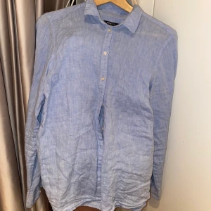 Linneskjorta - En blå linneskjorta som är super skön och snygg! I bra skick