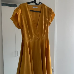 Senapsgul fin klänning  - En jättefin klänning från chiquelle som dessvärre är för liten för mig. Frakt tillkommer 🧡