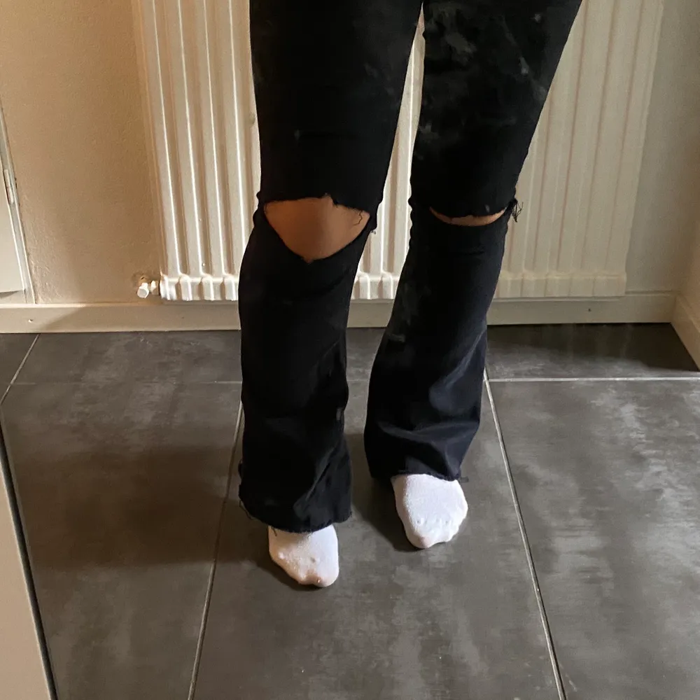 Säljer mina svarta jeans från Gina tricot. Dom är i storlek S men är väldigt stretchiga. Och det är ett hål på båda knäna! Köparen står för frakten-66kr. Jeans & Byxor.