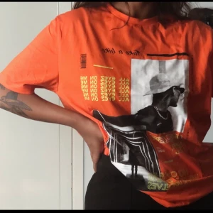 t-shirt med tryck - aldrig använd! orange t-shirt med tryck, väldigt skön med perfekt passform💕 (ingen retur)