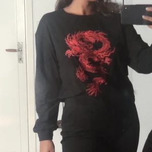 långärmad tröja med tryck - aldrig använd! väldigt skön med perfekt passform💕 (ingen retur)