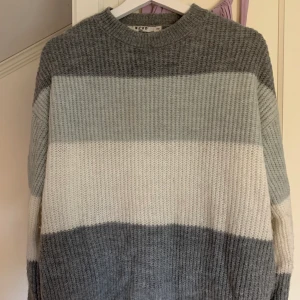 Randig stickad tröja från NAKD strl XXS - Säljer denna stickade tröja från NAKD i strl xxs pga kommer aldrig till användning längre!💕