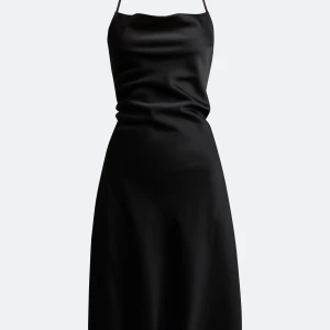 Roma satin dress - Supersnygg klänning med fin knytning på ryggen! Nypris 399 ☺️ storlek XS men passar lika bra på mig som är S! Endast använd en gång ☺️