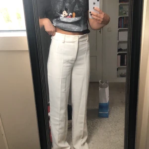 Vita kostymbyxor  - Säljer dessa såå så fina vita/krämvit kostymbyxorna ifrån zara då de är för långa på mig. Jag är 160cm lång. De är i storlek s. De har så fin passform! 