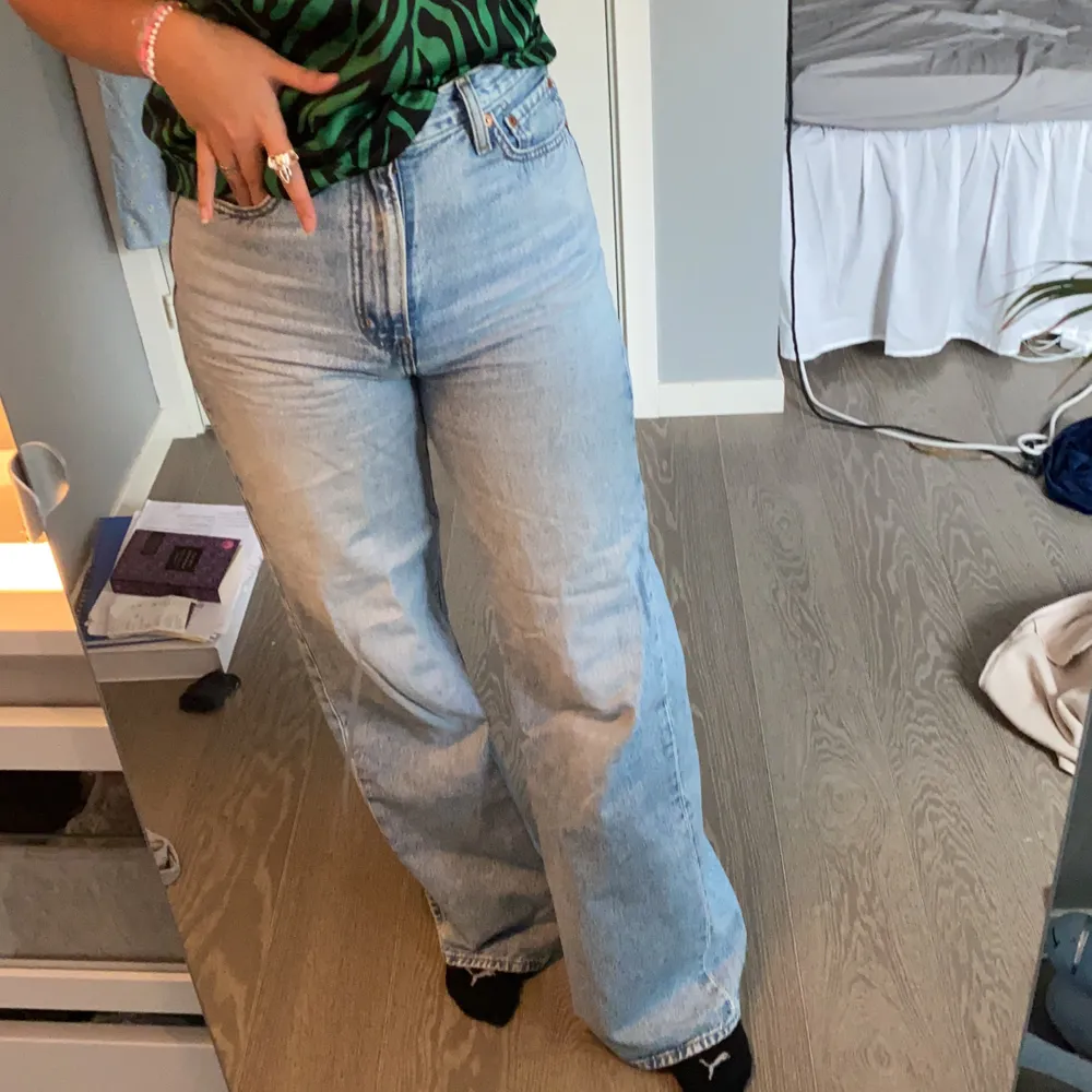 Säljer mina Levis jeans köpta för 1 år sen men har inte använt dem så mycket. Dem går ända ner till marken på mig som är 170 cm. Köpare står för frakt 90 kr. Vid många intresserade blir det budgivning.. Jeans & Byxor.