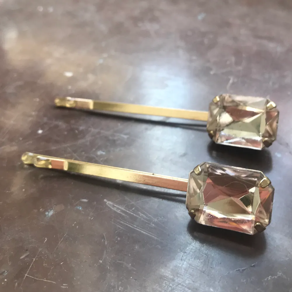 Två hårspännen i rosé guld med skimrig diamant. 20 för båda + 11 kr frakt :) . Accessoarer.