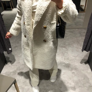 Kappa - Teddy coat från ginatricot. Gräddvit med knappar. Storlek 36 men är oversized. 