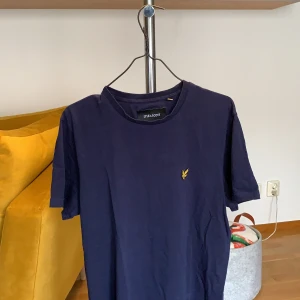 Lyle & Scott t shirt - LYLE & SCOTT t-shirt! Marinblå färg, funkar till inprincip allt. 