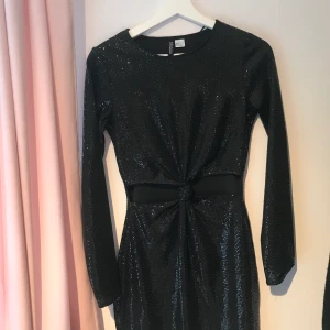 Paljettklänning  - Använd på en fest, några paljetter har lossnat