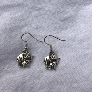 Örhängen  - Örhängen gjorda med elefantberlocker 🐘  Totala längd: 3,5 cm  Pris: 49 kr  Frakt: 11 kr  Kontakta mig vid intresse!  Bör ej komma i kontakt med vatten! 