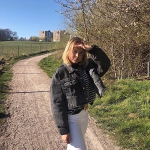 NA-KD, svart jeansjacka - En svart jeansjacka i croppad modell från NA-KD, använd ca 2-3 gånger så den är i fint skick! Strl XXS/XS. OBS!!! Fraktkostnad kan ändras vid köp av plagg (beroende på ifall en större påse behövs)