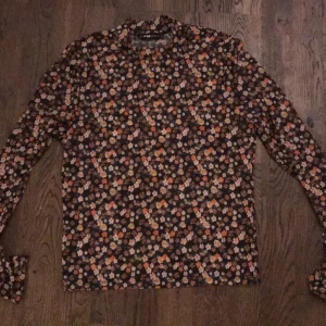 Tröja - Blommig tröja, väldigt fin nu till hösten!!!! Passar bra medan en svart bralett eller linne undertill!! Storlek L men passar som S-M