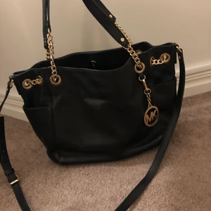 Michael kors väska  - Fint skick, använd 3 gånger. Dustbag finns.