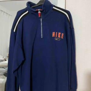  - Svincool vintage sweater med half zip från Nike! Oklar storlek men kan passa allt mellan XS-XL beroende på önskad passform. Smutsen på bild 2 och 3 är på min spegel inte tröjan! Är fler intresserad blir det budgivning! 