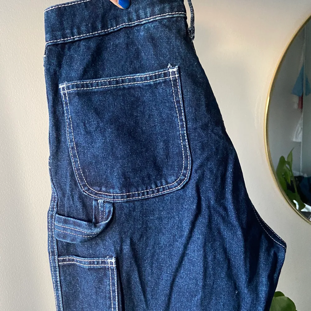 Mörkblå cargo jeans från Brandy Melville som inte kommer till användning längre. Jeansen är i storlek S, skulle även säga att de hade suttit bra på en XS. Bra skick! Köparen står för frakt.. Jeans & Byxor.