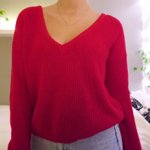Stickad v-ringad tröja  - En skön stickad tröja från nakd, snyggt att ha v-ringningen både fram och bak. Färgen på modellen är likast verkligheten. Är S men passar XS—M. Nypris 299kr ❤️❤️❤️ Frakt tillkommer 