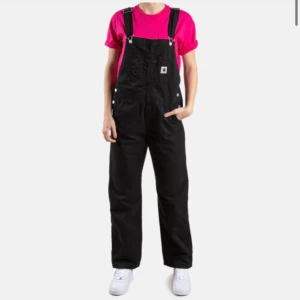 Carhartt Hängselbyxor  - Hängselbyxor från carhartt i storlek S men passar upp till L. Jag är 172 och brukar behöva vika upp de så de funkar för längre personer! 8/10, köpte de för 1200. Frakt står köparen för🤠✨💞