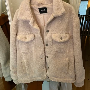 Teddyjacka, beige - En jacka i teddy-material från New Yorker. Strl M. Aldrig använd. 