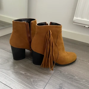 Oanvända skor  - Oanvända skor i storlek 39. 120kr. 