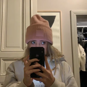 ACNE MÖSSA (Ljus rosa) - Säljer min ljusrosa acne mössa eftersom den inte kommer till användning. Den är inte sliten då jag vara använde den i en kort period. Nypris: 1100kr börjar budet på 400 så får ni buda. Hör av er om ni har några frågor eller funderingar 💕💕💕💕💕