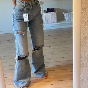 Svin snygga jeans - Säljer dessa populära  jeansen då de tyvärr va för små för mig. Bilderna är lånade från tjejen jag köpte jeansen av. Buda i kommentarerna. Budet börjar på 200. 🤍🦋