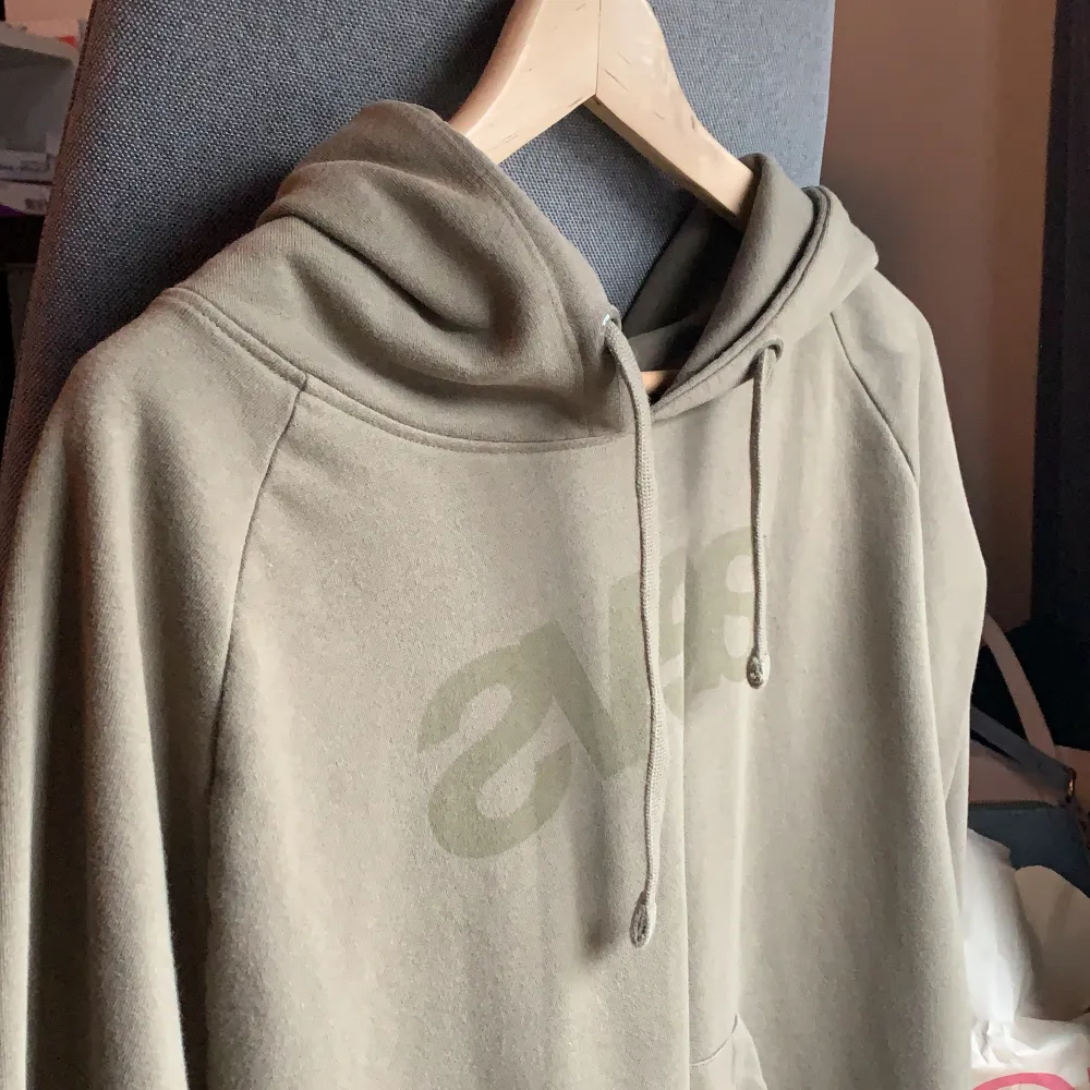 En snygg mörkgrön hoodie från Svea✨BRA kvalite, nästan oanvänd. Bra passform! Storleken är L men sitter som M. Hoodies.